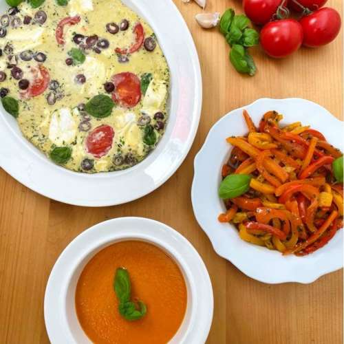 Plat Tout en un : Velouté de tomate, omelette méditerranéenne et salade de poivrons marinés