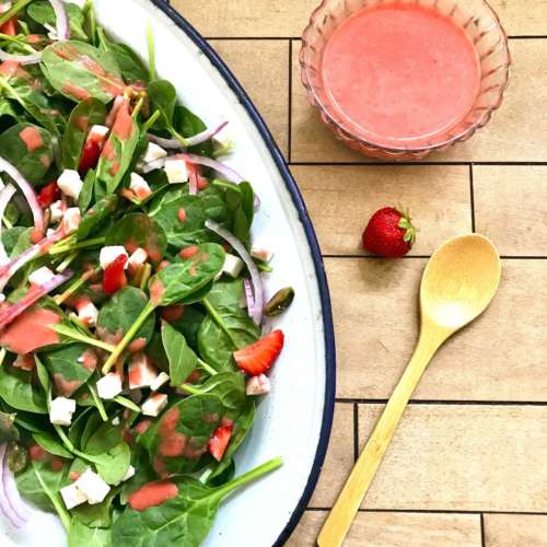 Vinaigrette fraises et salade de pousses d’épinard, féta et pistaches