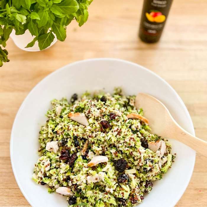Salade fruitée, quinoa brocoli poulet