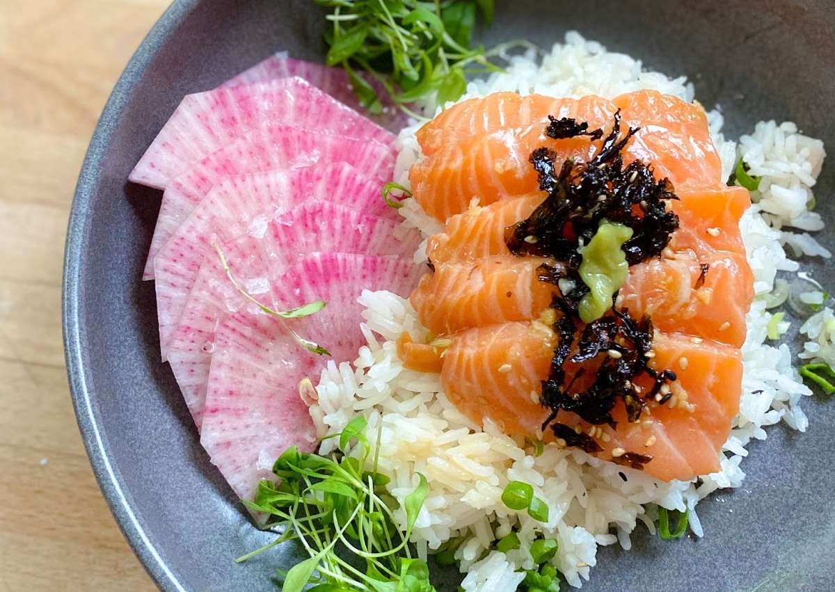 Sashimi de saumon et riz blanc à la Japonaise