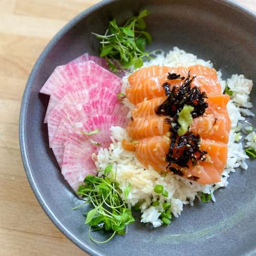 Sashimi de saumon et riz blanc à la Japonaise